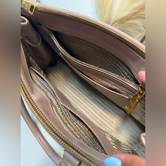 ❤️Prada Galleria Saffiano Leather Bag 2 way  Sacthel❤️ - Picture 10 of 16